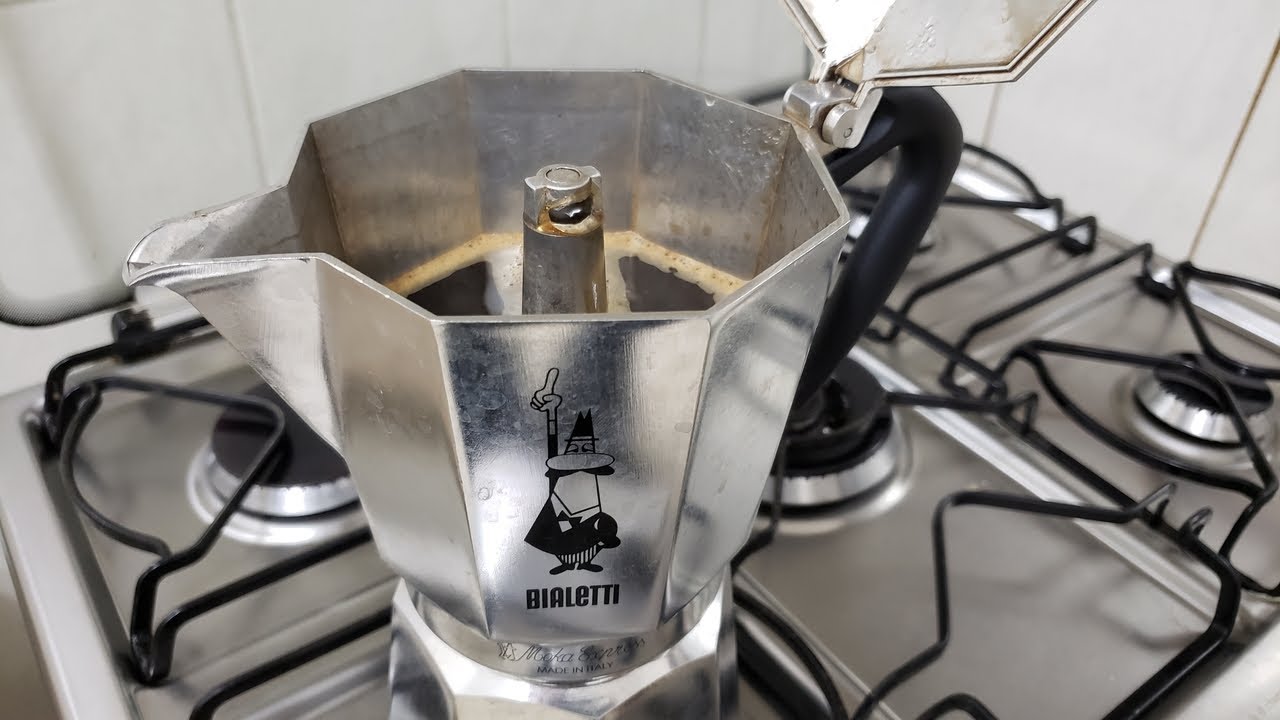 Cafeteira italiana não está funcionando corretamente: como resolver o problema e fazer um bom café.