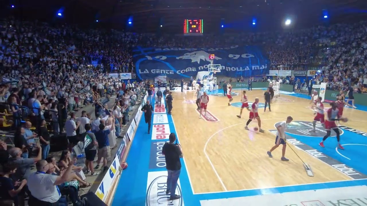 A2 FINALE PLAYOFF GARA 3 - Cantù-Rimini, la coreografia Eagles