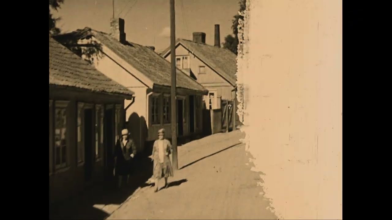 [Biltur gjennom bygate]