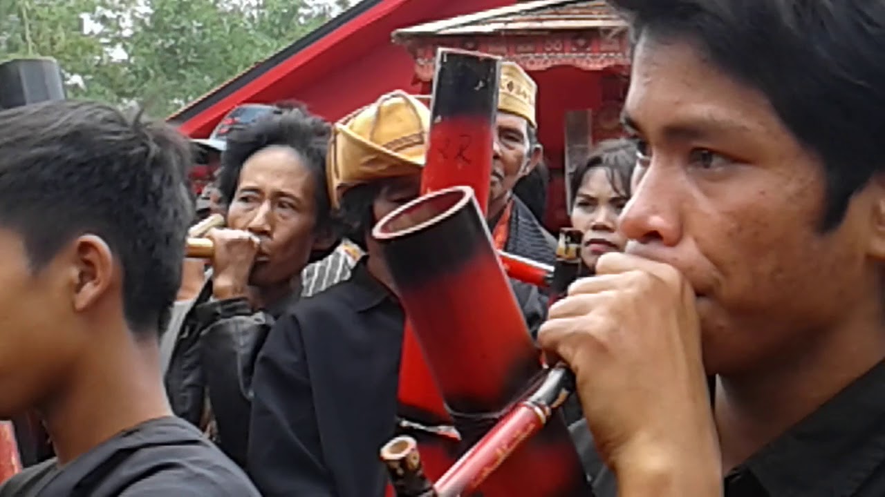 Musik Bambu mengiringi Prosesi Penerimaan Tamu Di Acara Rambu Solo' Almarhuma Ibu Magdalena Banne