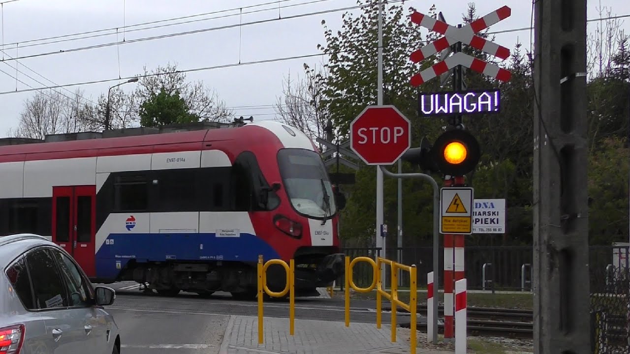Przejazd kolejowy Milan&oacute;wek ul. Kazimierzowska (Kazimier&oacute;wka) | Railroad Crossing in Poland