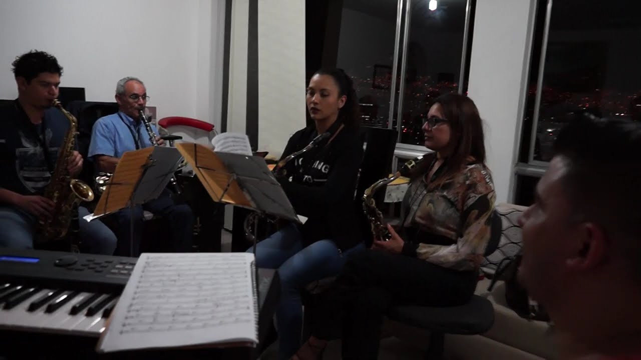 MOSAICO LUCHO BERMÚDEZ estudio de saxofones y Clarinetes