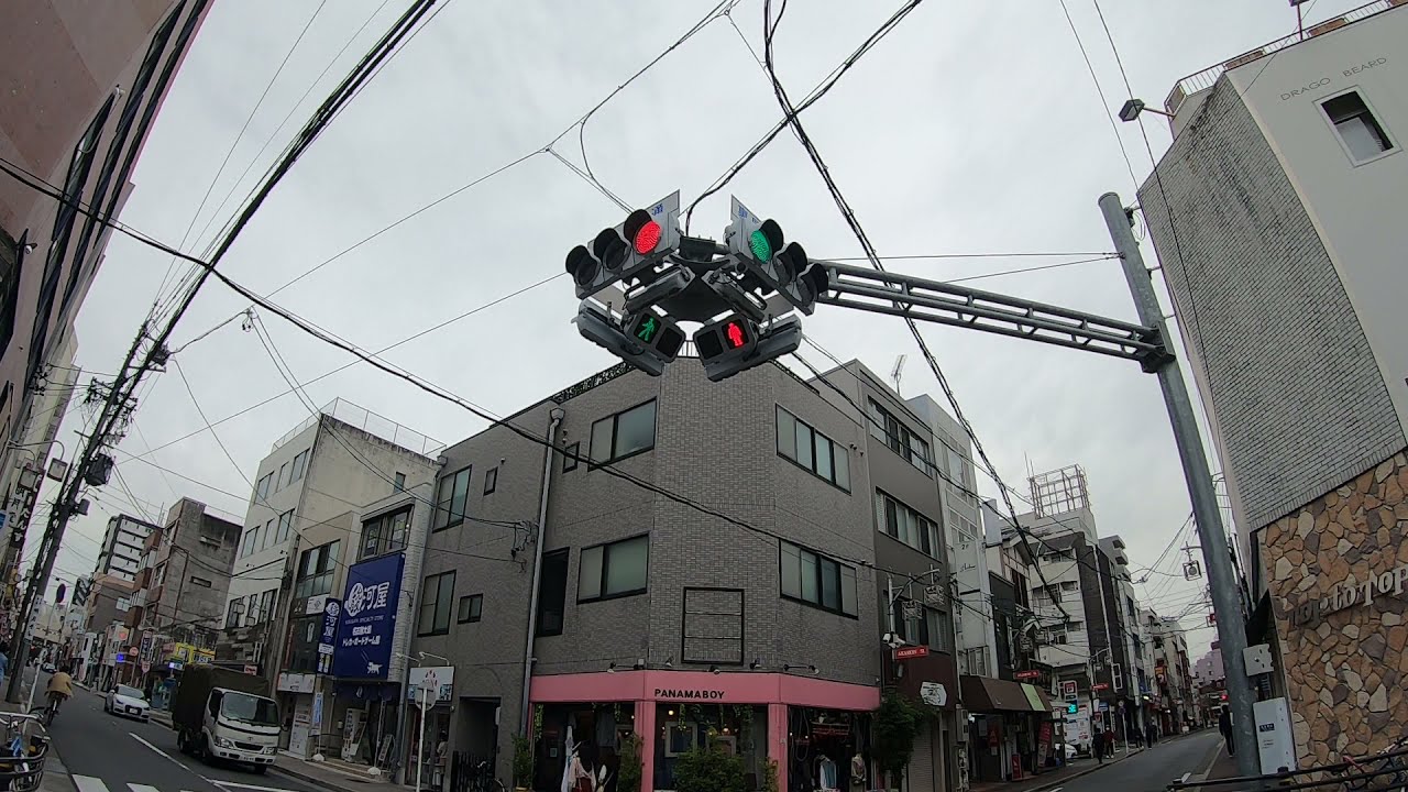 【信号機】LED仕様のUFO信号機_※2021・春(名古屋市)/UFO type traffic light