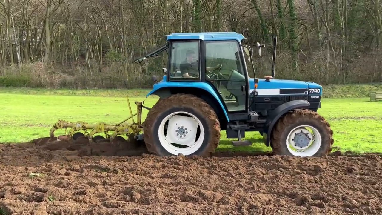 NEW HOLLAND FORD 7740 Tractor with Plough