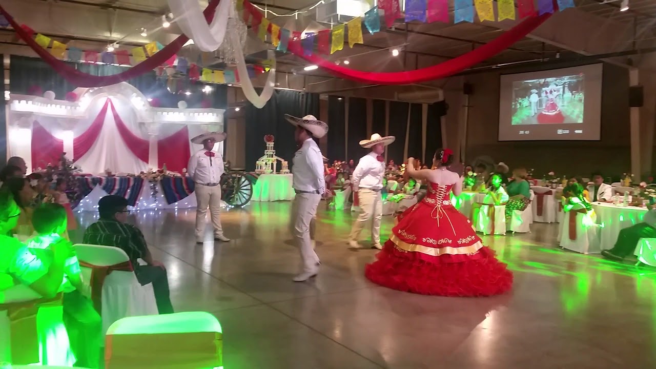 Quinceañera bailando 