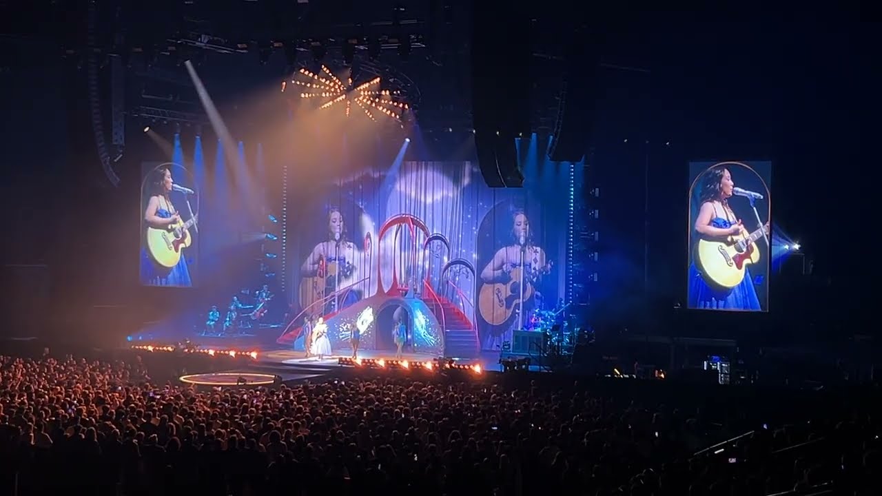Falling Behind - Laufey - Zürich Hallenstadion