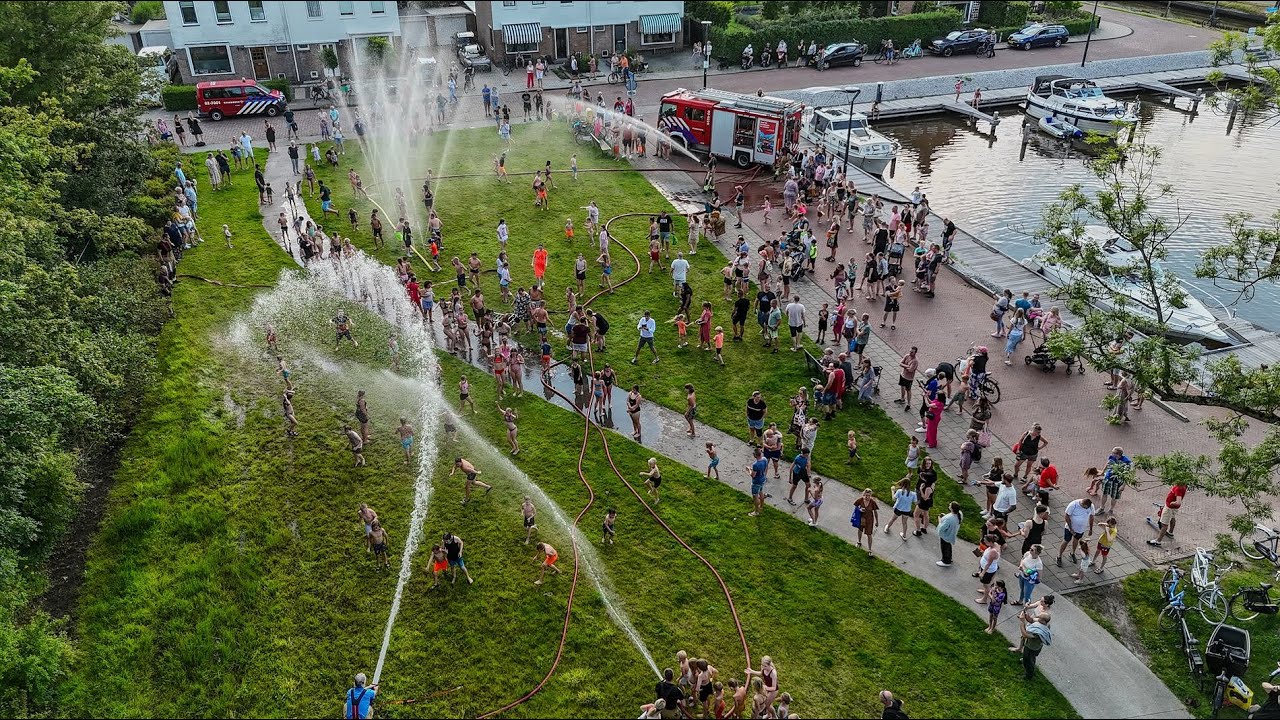 Brandweer Drachten zorgt voor verkoeling in de passantenhaven van Drachten