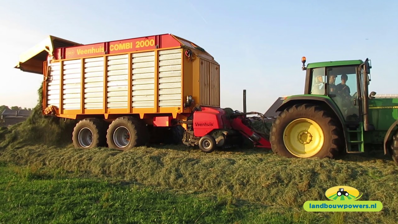 Gras inkuilen bij melkveebedrijf Schoemaker