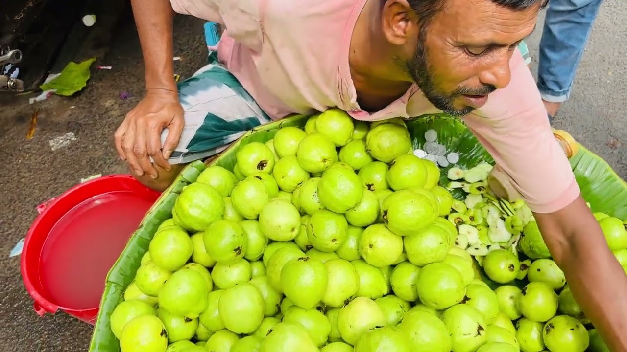 RS.5…🥹 Only A Hardworking Man selling Guava/Amrood/ Piyara near Bentinck Street Kol-69.#streetfood