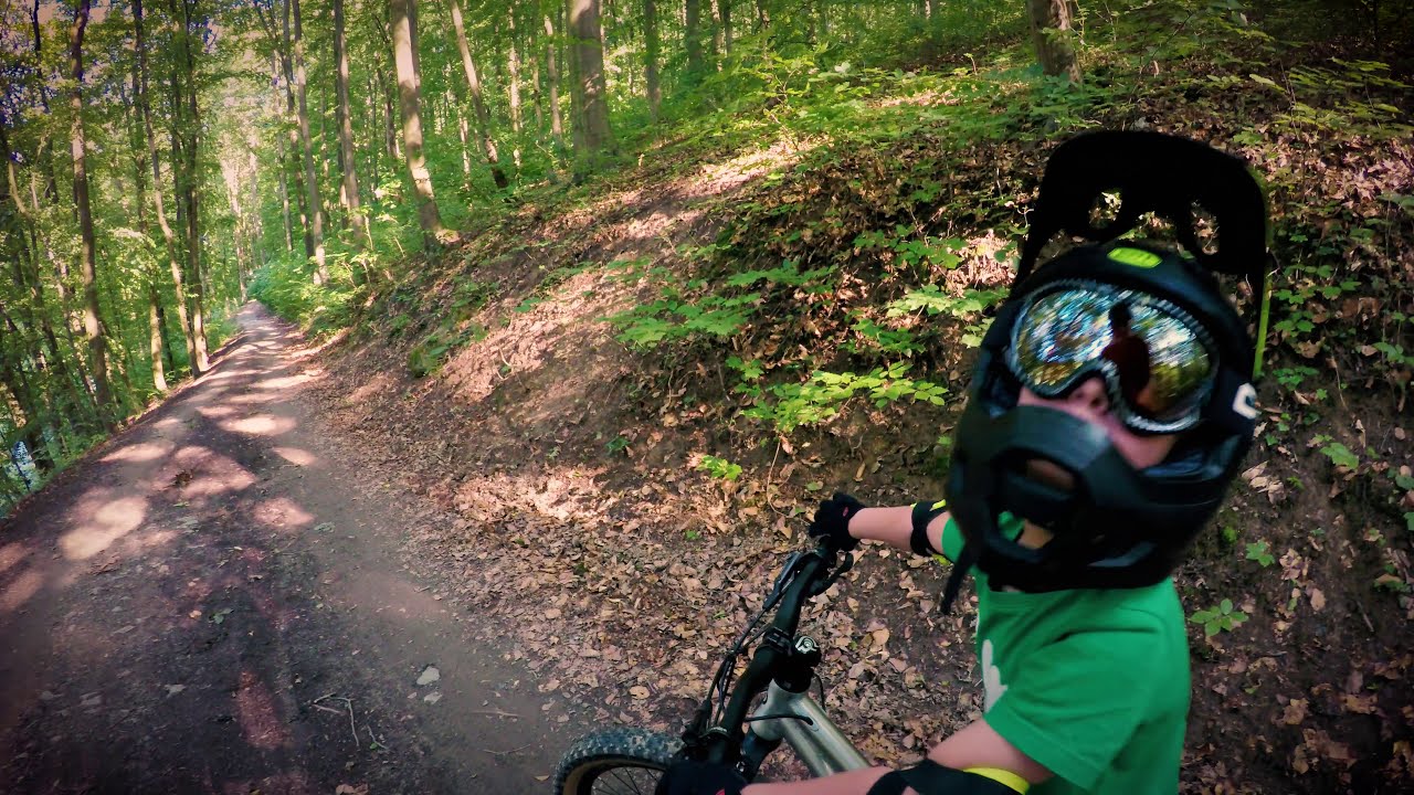 5 year old kid riding downhill trail on a mountain bike - Early Rider Hellion 20