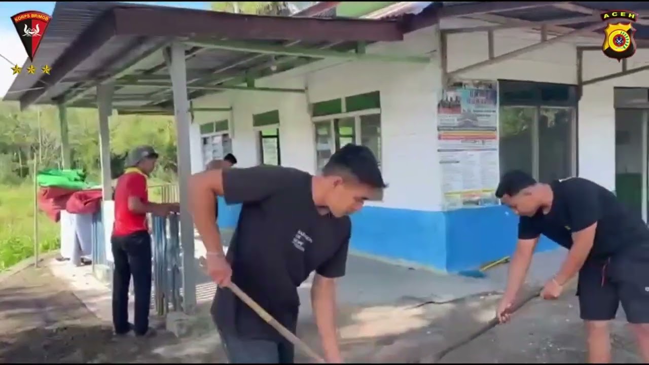 DI TENGAH KEBERSAMAAN, BRIMOB ACEH PULIHKAN MEUNASAH DESA KUTE GELIMA.
