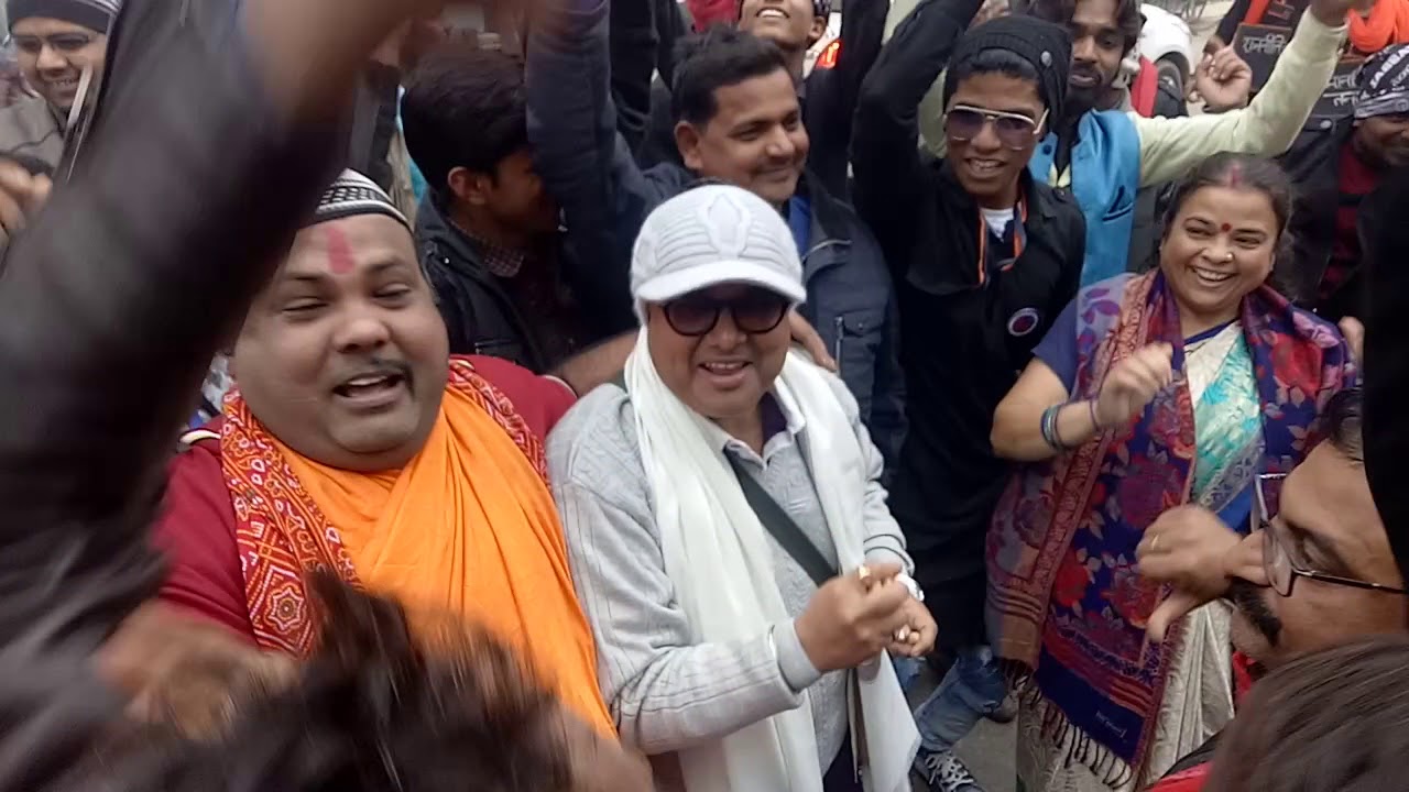 C P BHATT, manoj tiger, santosh shrivastava  rang mahotsav me desh bhakti gano pe nachte julus me.