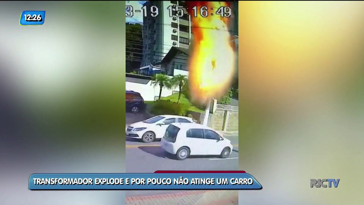 Transformador explode e quase atinge carro em Blumenau