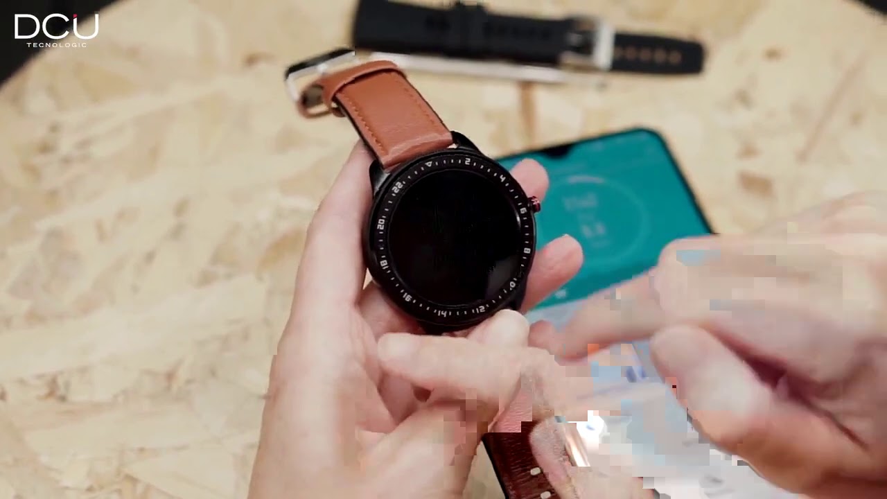 Smartwatch full touch 34157010 de DCU Tecnologic. Incluye 2 correas: marr&oacute;n y silicona negra