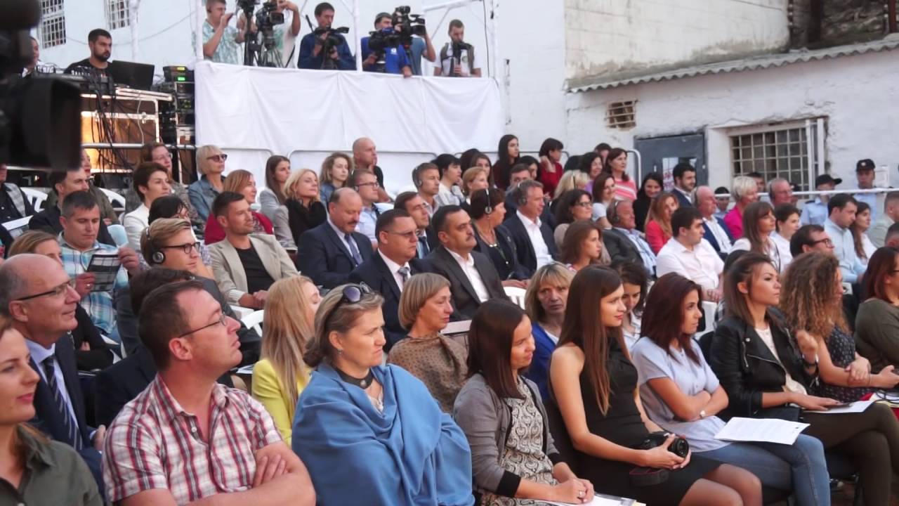 Condamnații pe viață îl aduc pe HAMLET în închisoare
