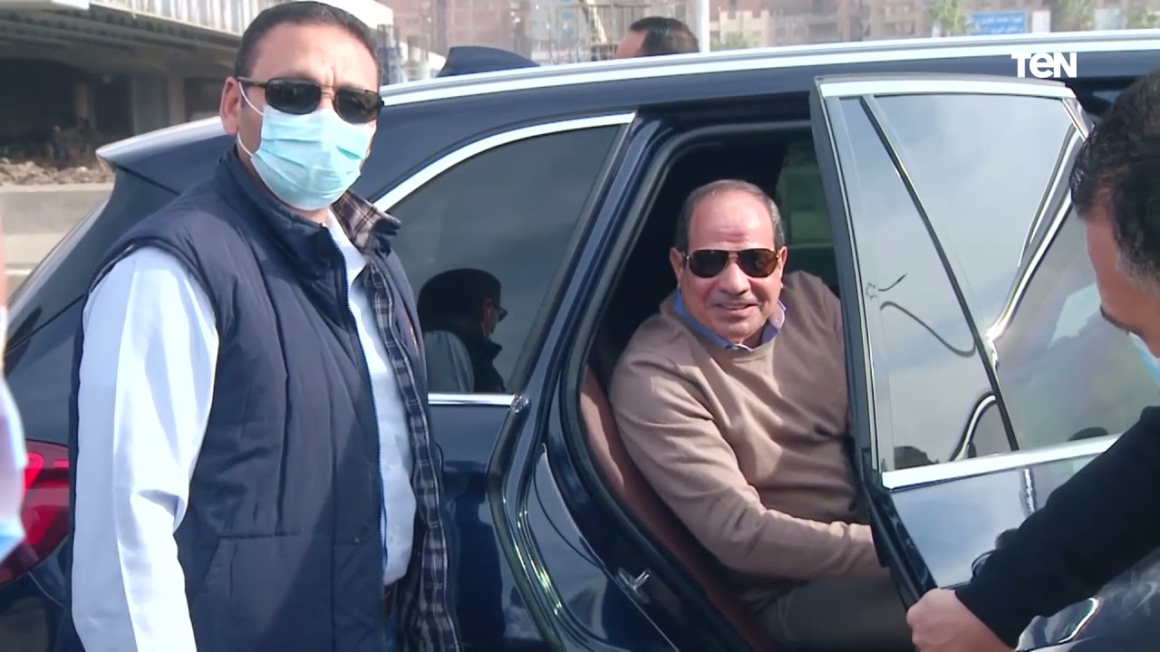 الرئيس السيسي يستمع لطلبات المواطنين خلال تفقده مشروعات الطرق في القاهرة