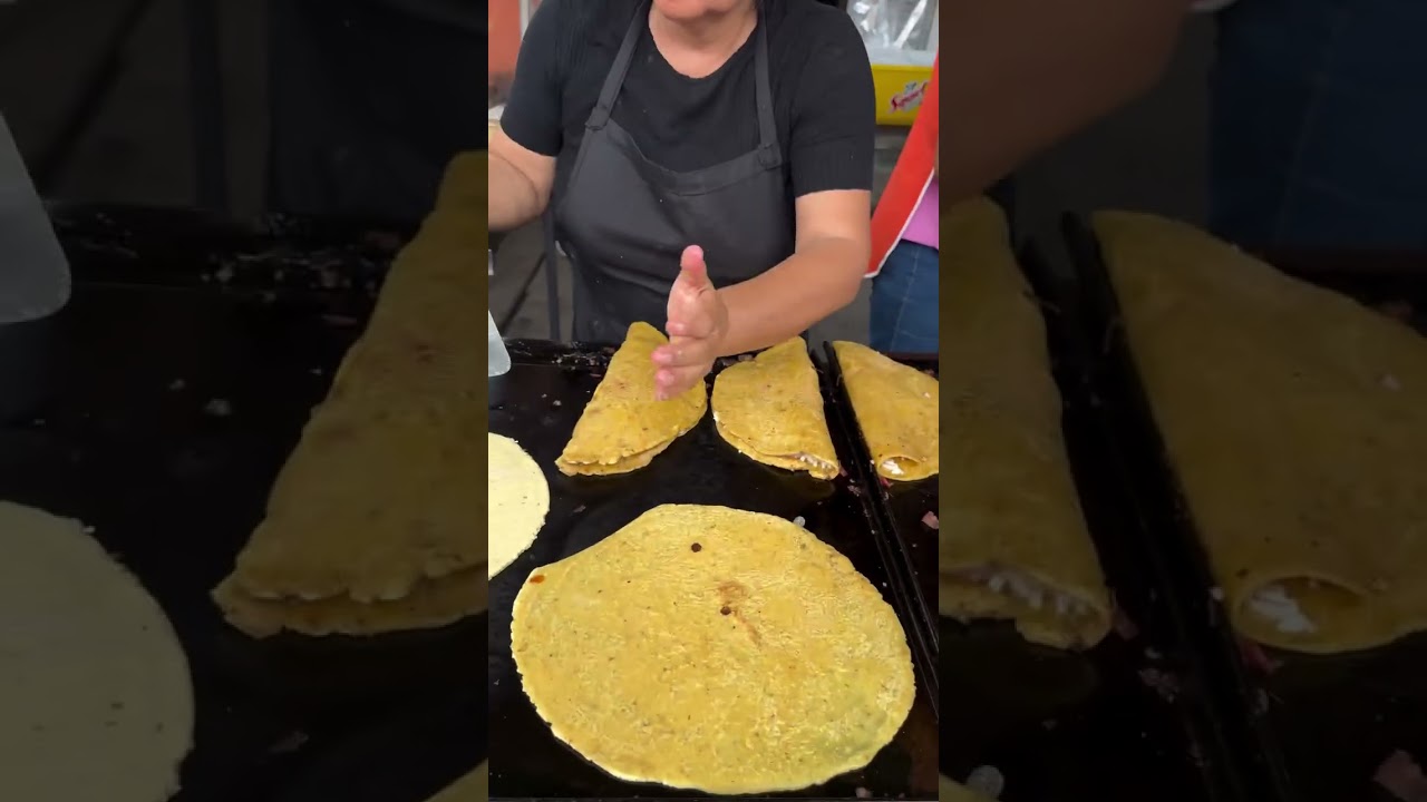 La se&ntilde;ora Adriana hace estas mega quesadillas con tortilla hechas a mano #quesadillas #antojos