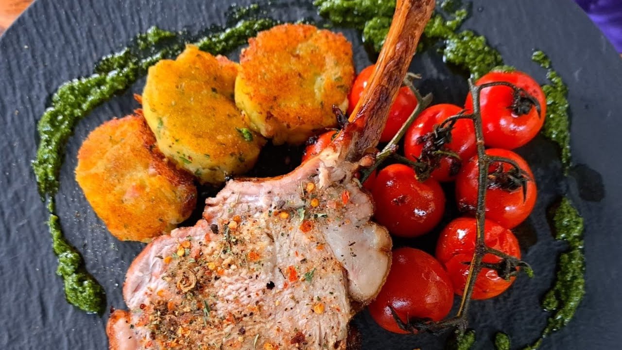 Karree vom Duroc mit Pomme Macaire und Salsa Verde
