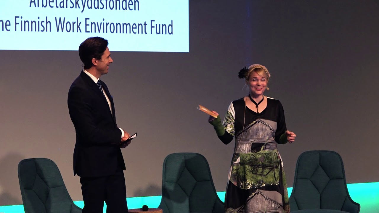 Työsuojelurahaston 40-vuotisjuhlaseminaari 10.10.2019: Heli Laaksonen lausuu työelämäaiheisen runon