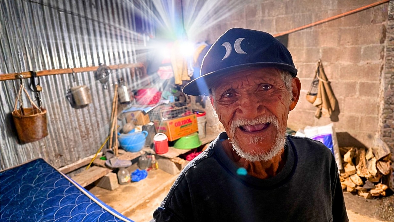 91 años sin luz, esto viven algunos abuelos salvadoreños 
