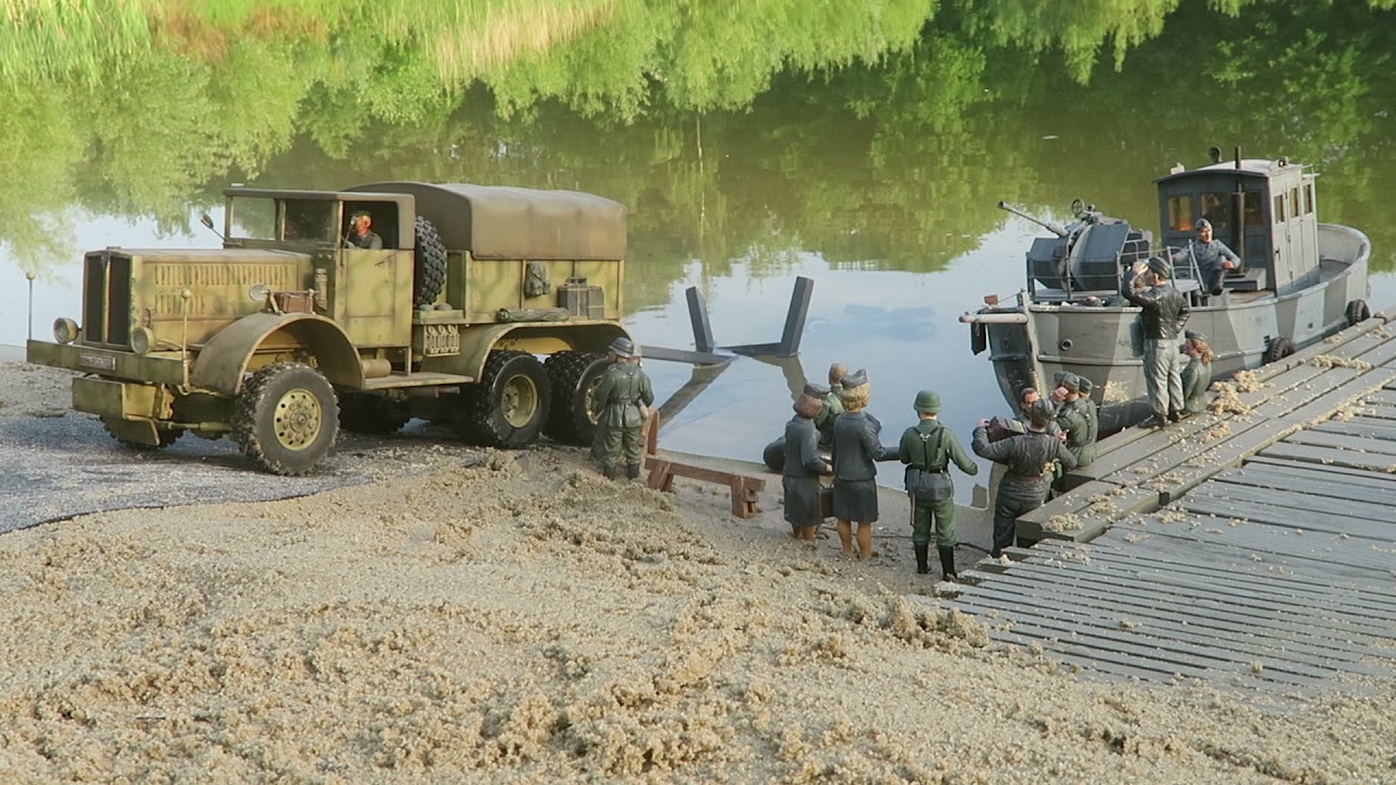 RC 1:16 Faun 6x6 lässt Sturmboot zu Wasser