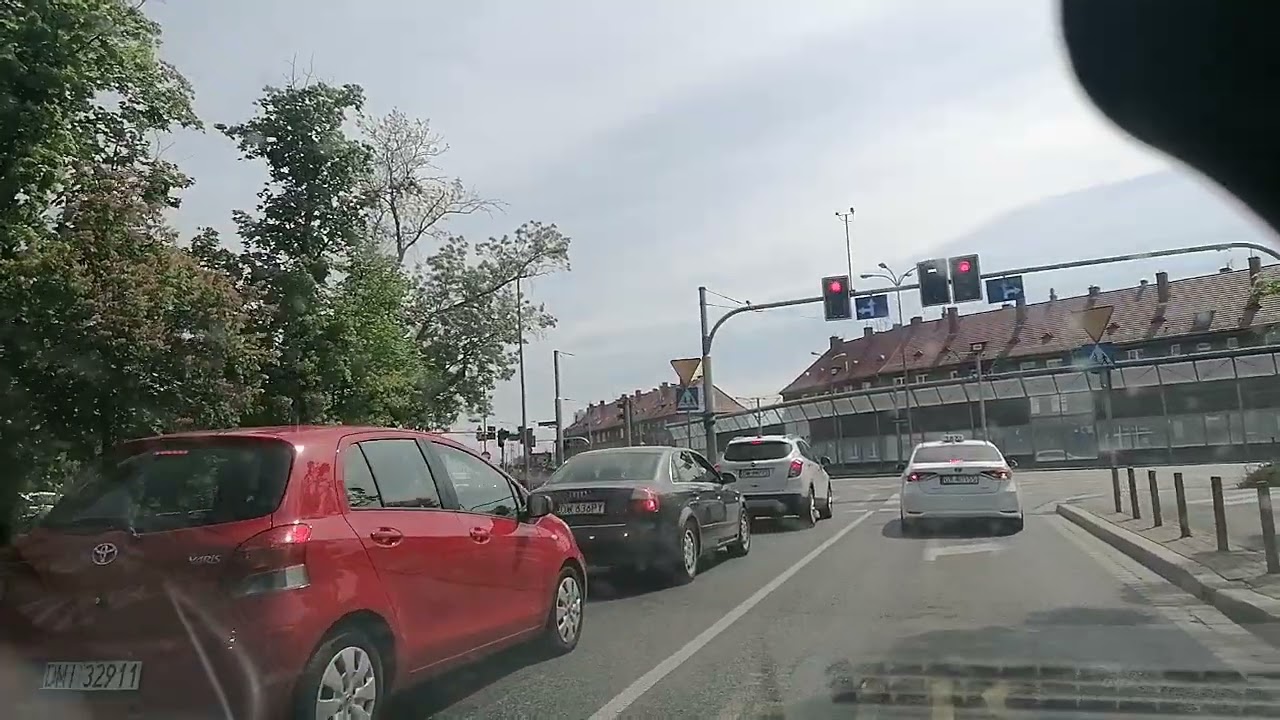 Wrocław, Karłowice, jazda do Kromera aleją kwitnących kasztan&oacute;w VID 20250429 120734