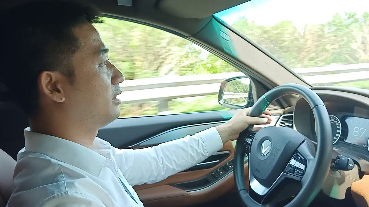 Trải nghiệm xe Vinfast LUX A2.0 trên cao tốc.