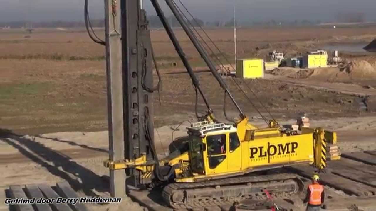 Plomp Heibedrijf Heipalen van 8 meter slaan | Pile Driving Junttan PM25 Heimachine | Hoogwatergeul