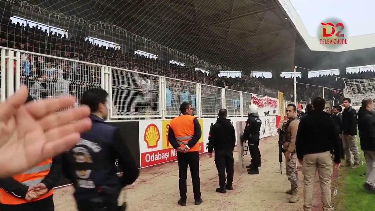 Şanlıurfaspor Batman Petrolspor maçında saha karıştı