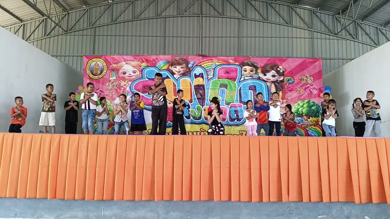 การแสดงวันเด็กเห็นเงียบๆฟาดเรียบbyป.4
