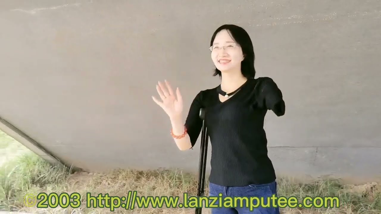 Lanzi amputee preview-Walking through the spring scenery。