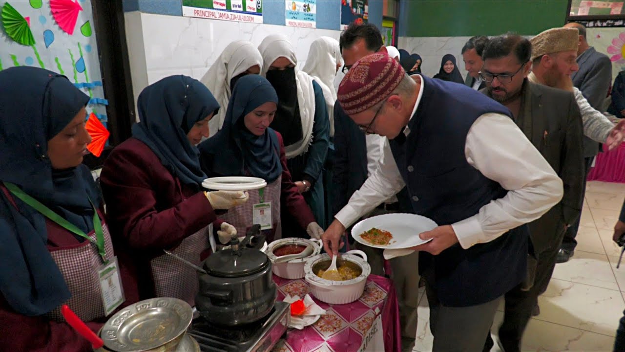 Exclusive: CM Omar Abdullah Enjoys Art & Food Carnival At Zia-ul-Uloom Poonch