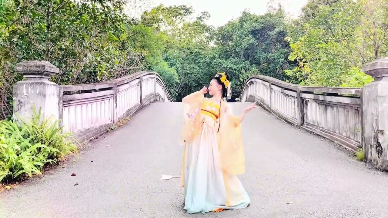 Múa :  Yến Vô Hiết     Biểu diễn : Vũ Hà Vy 