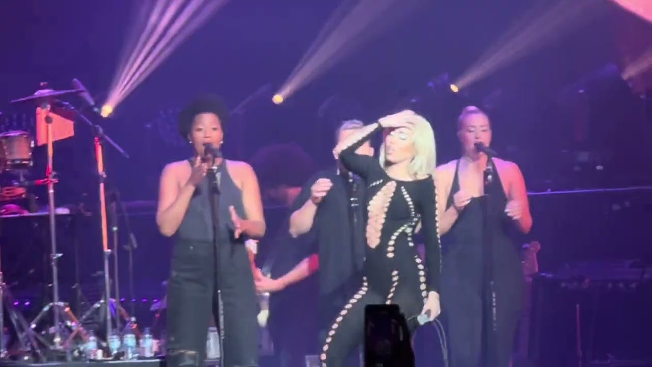 Miley Cyrus - Midnight Sky (Attention Tour)