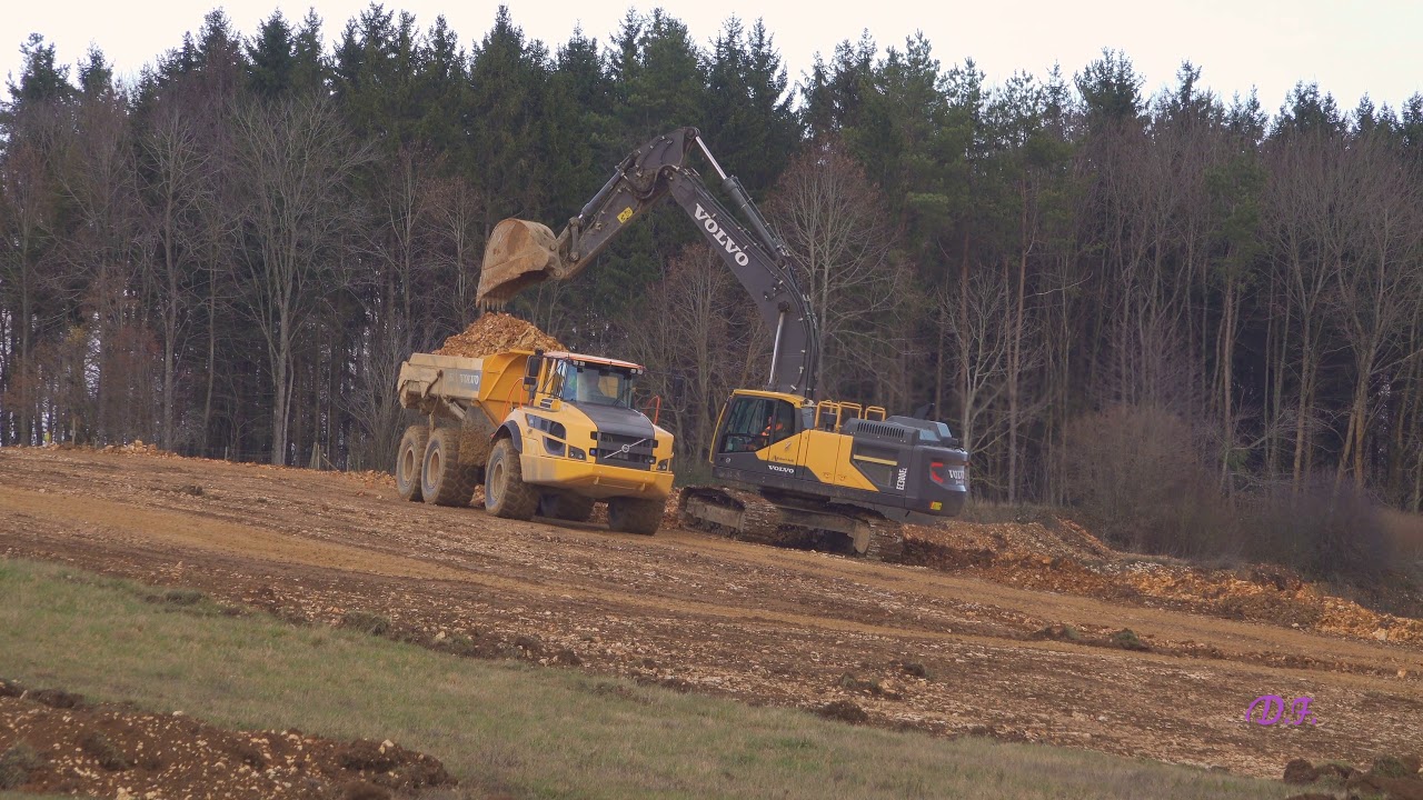 Bagger und Aushubarbeiten am neuen Kieswerk