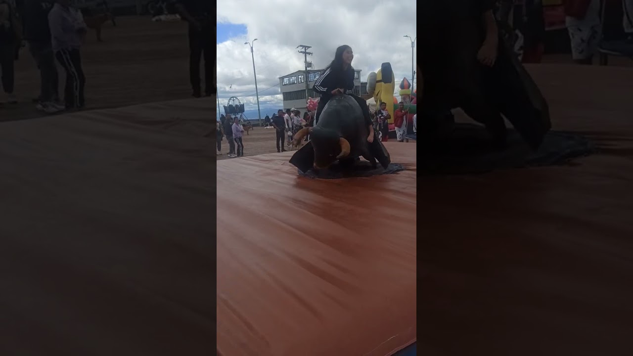 niña casi le gana al toro mecánico..