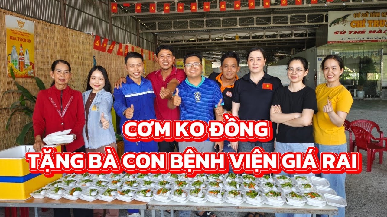 Cơm không đồng tặng bà con 