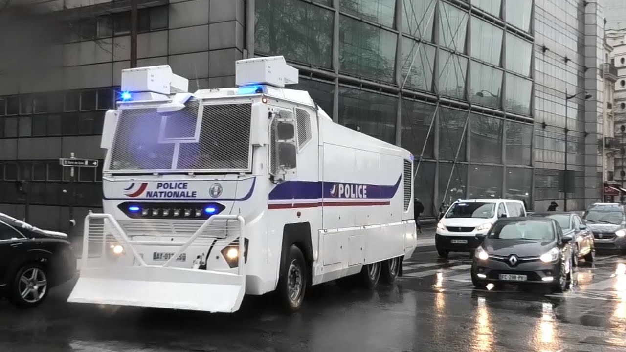 convoi de véhicules de police avec sirens U.S