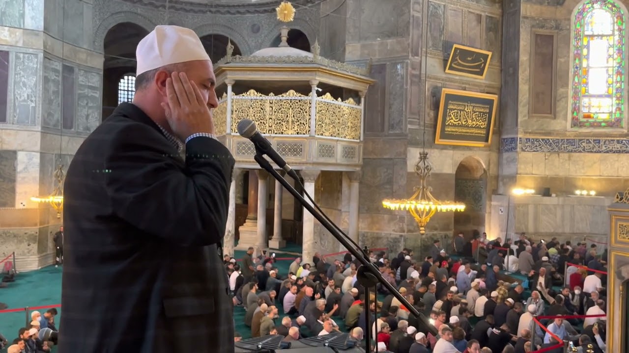Ayasofya Camii M&uuml;ezzini Hadi Duran'dan Cuma İ&ccedil; Ezanı