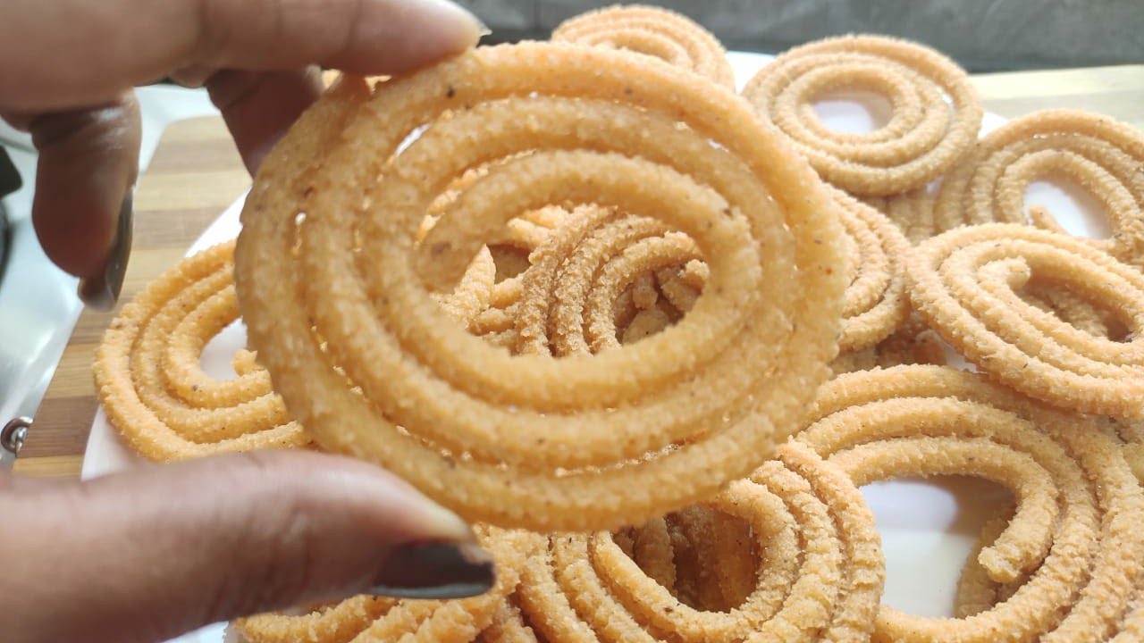 ರವೆ ಇಂದ  ಮಾಡಿ ವಿಶೇಷ ಚಕ್ಕಲಿ #rava murukku #Rava Chakli #chakli recipe #evening snacks #festivalrecipe