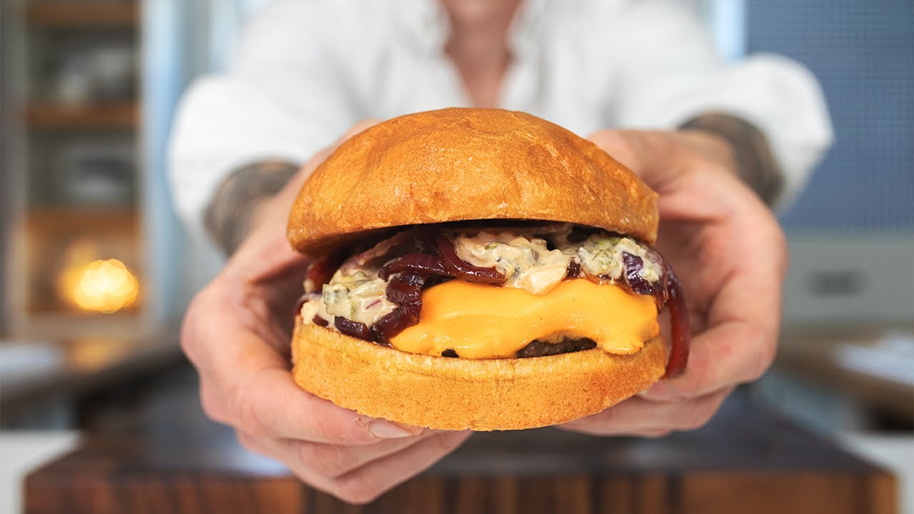 Как приготовить дома чизбургер с острым луком и беконом (как настоящий шеф-повар)