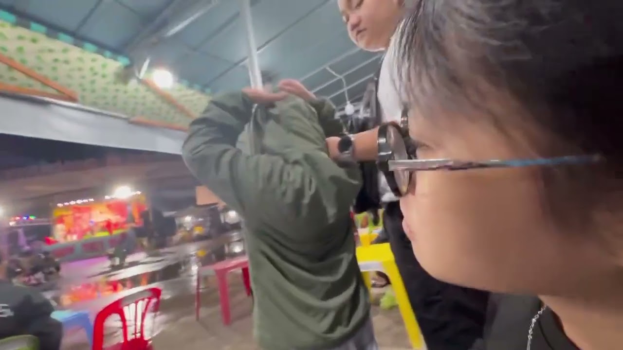 Chợ tết đông vui, nghe tiếng lô tô vang cả một góc chợ 😆