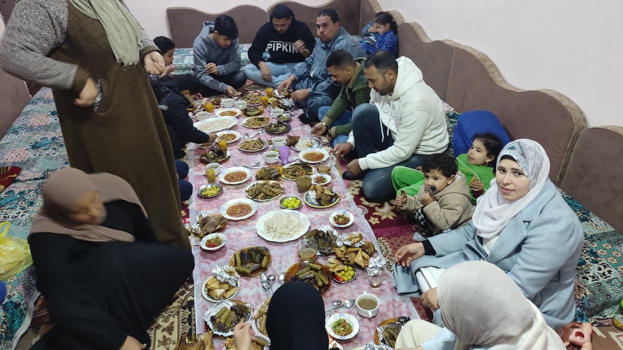 لما امى 🧕 وابويا 🧔 يعزمونه فى رمضان 🌙 احنا وازوجنا وشوفو لمتنا الحلوة واحلا ❗ زكريات أيام متتعوضش ✋#