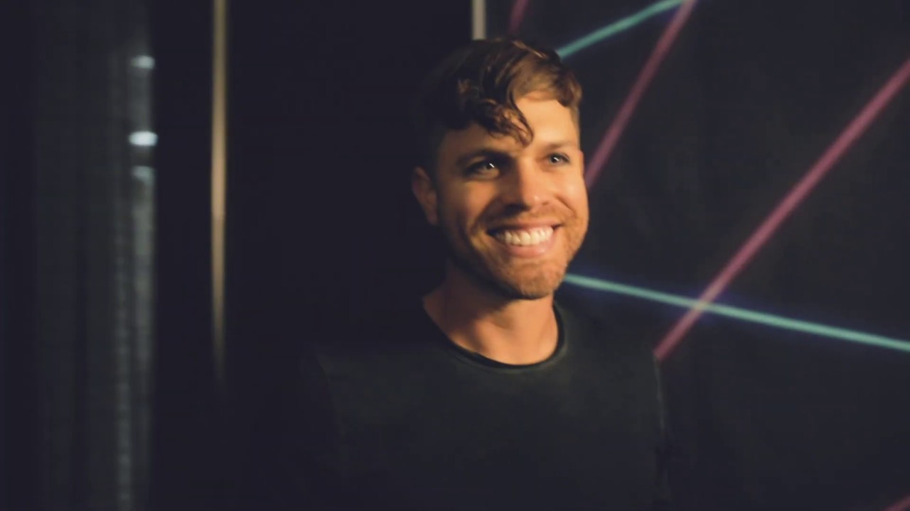 TOUR YEARBOOK PICTURES 😁 | VLOG² 36