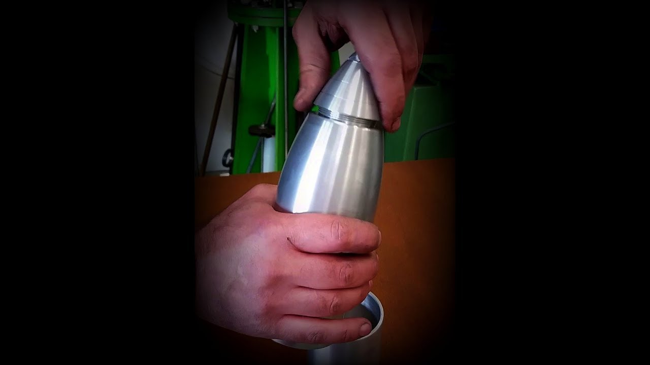Bierhumpen für die Artillerie mit integrierter Schnapsflasche