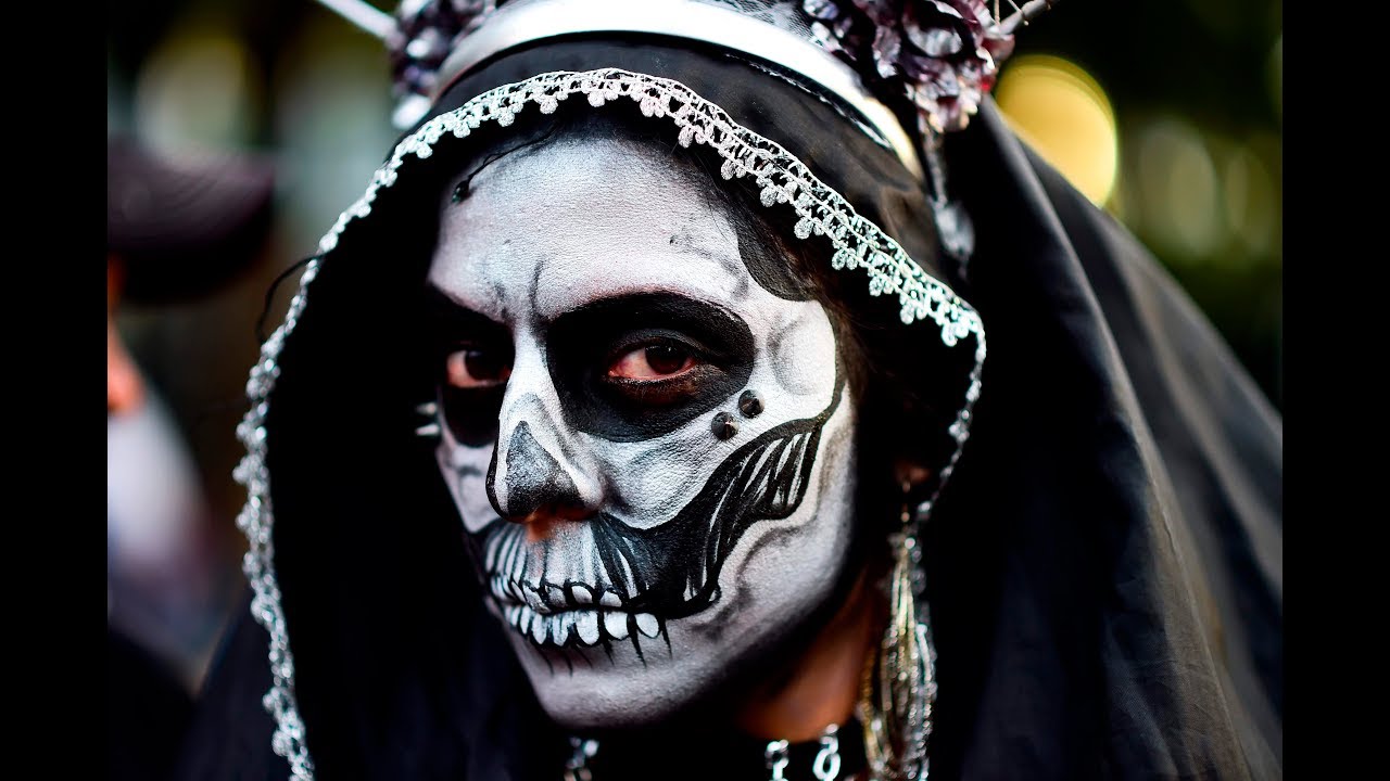 Mexico City's Day of Dead parade honors quake rescuers