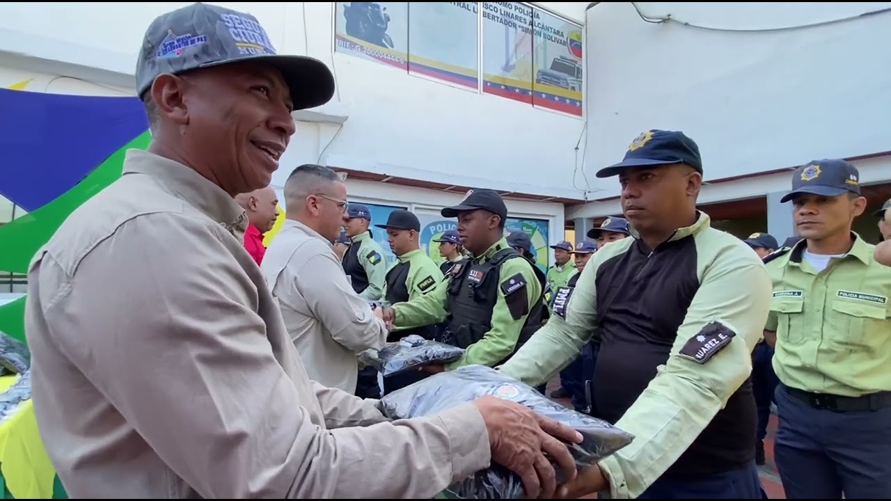 Dotación de Uniformes a la fuerza policial de Francisco Linares Alcántara.! 