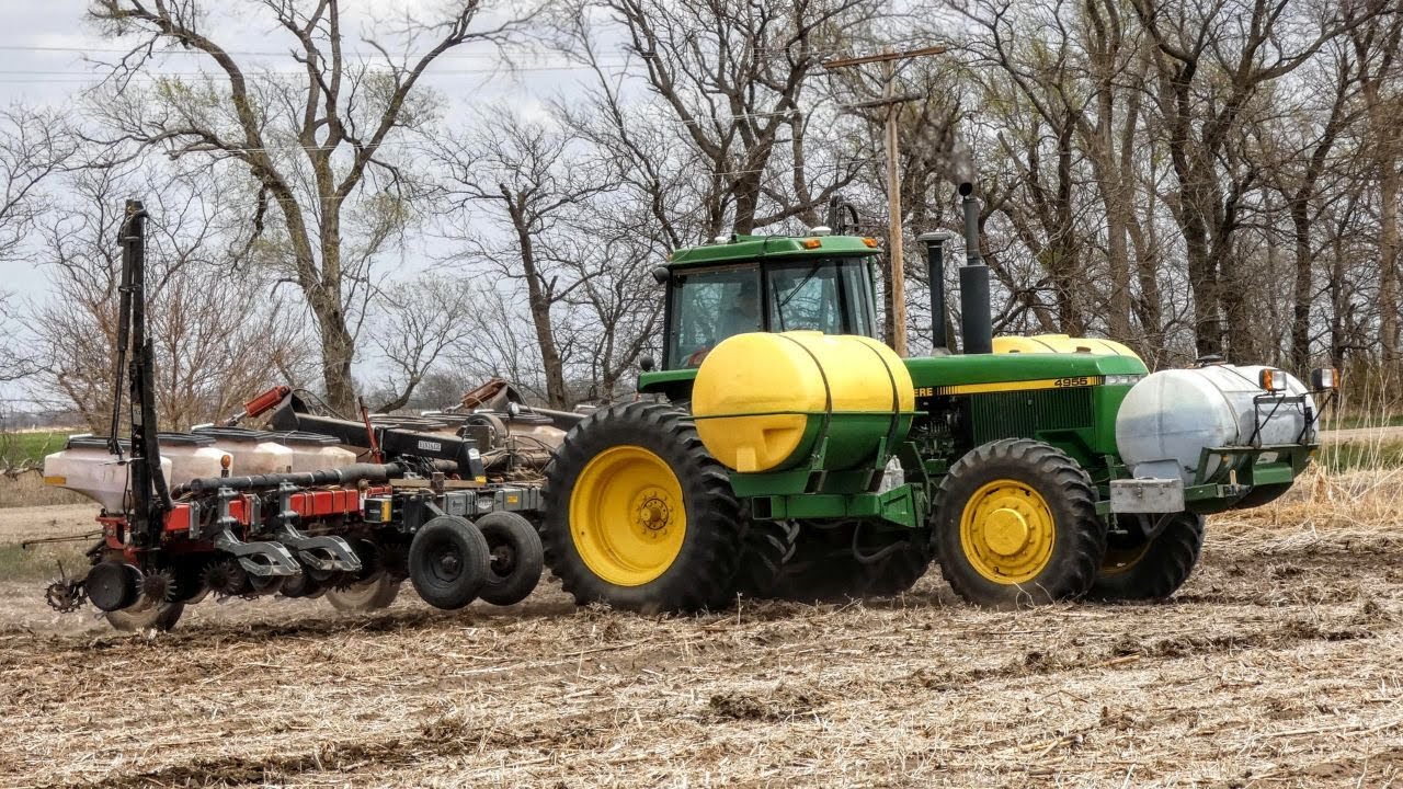 John Deere 4955 - Planting Corn With 12 Row White Planter
