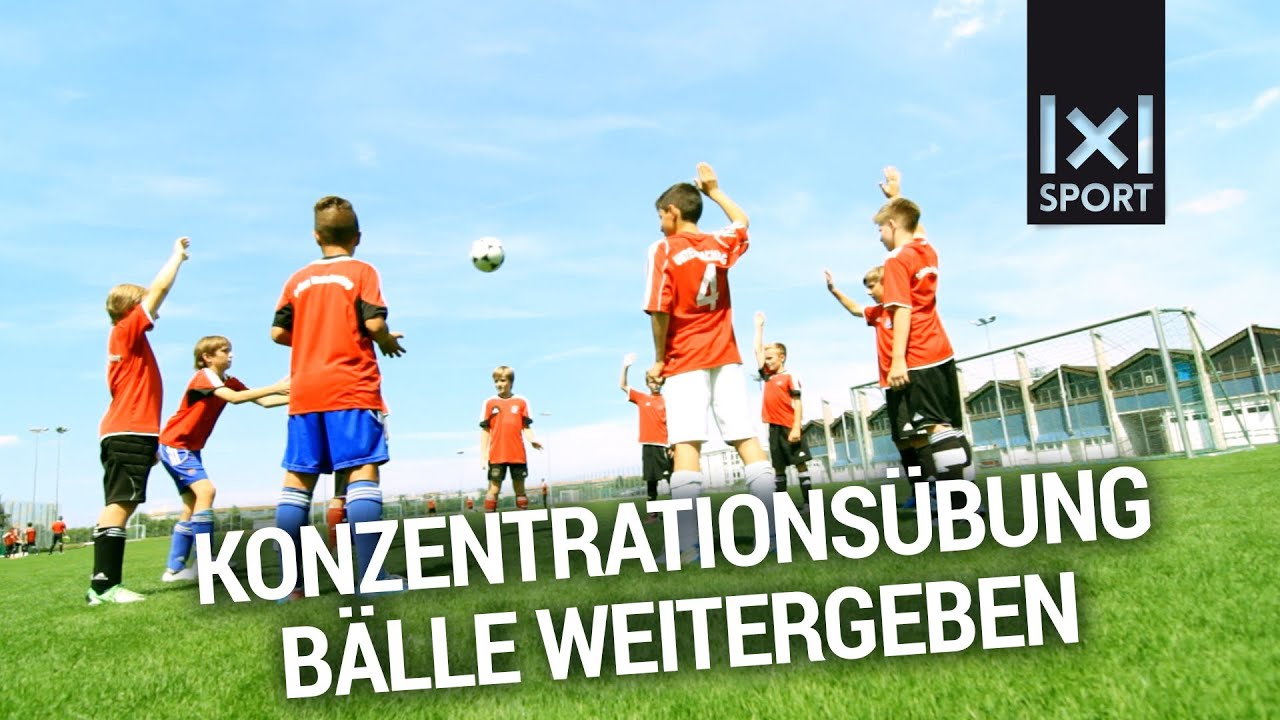 Konzentrationsübung mit Bällen im Fußball-Mannschaftstraining