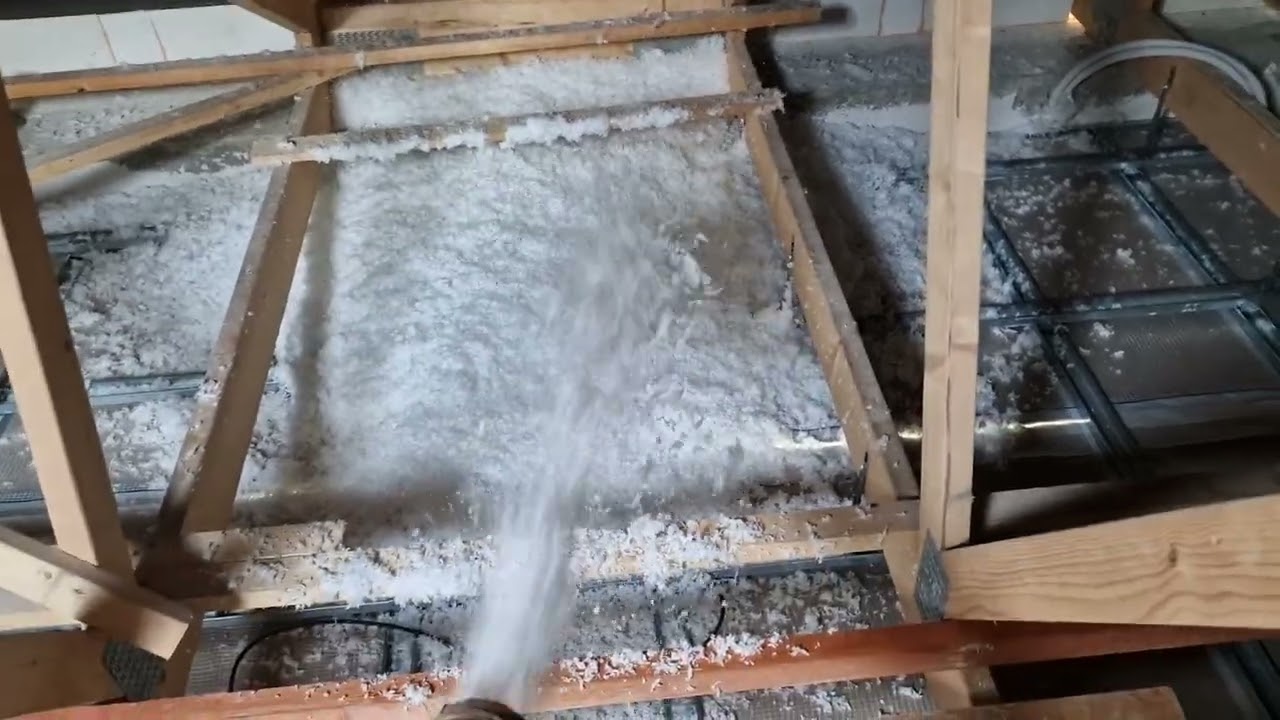 Foukání izolace Knauf Supafil Loft více na www.ekoizolace.cz